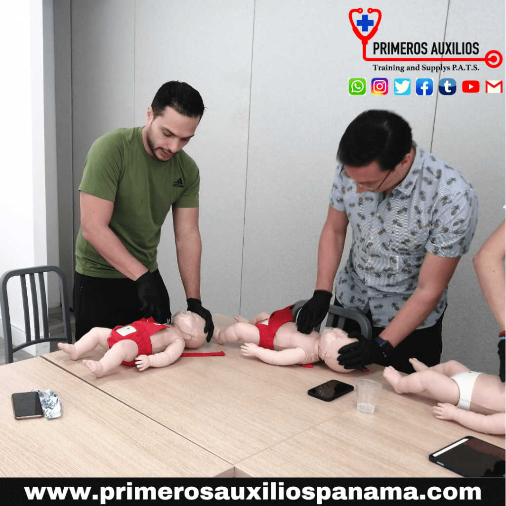 Compresiones torácicas en bebés, para reanimación cardiopulmonar RCP ante una parada cardio respiratorio. 